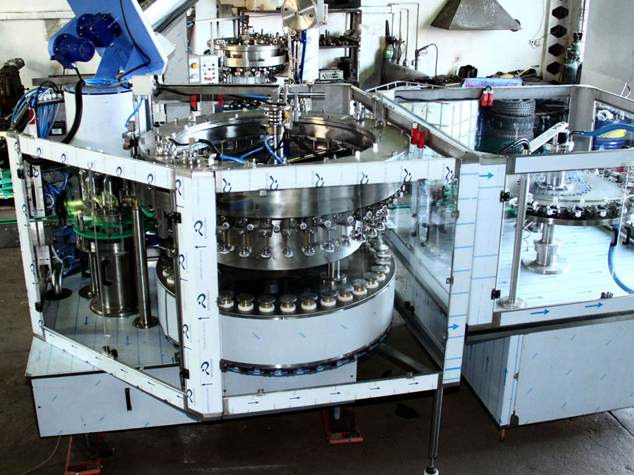 producción, reparación, servicio de máquinas y equipos para el embotellado de bebidas y líquidos Polonia