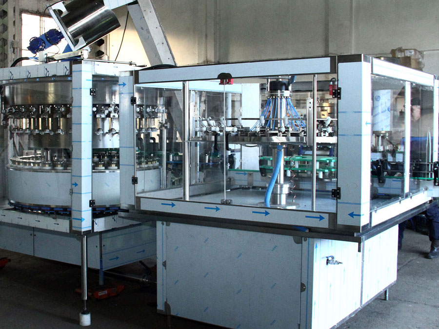 producción, reparación, servicio de máquinas y equipos para el embotellado de bebidas y líquidos Polonia