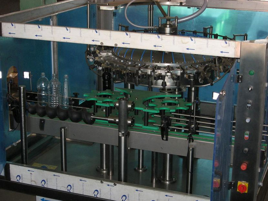 producción, reparación, servicio de máquinas y equipos para el embotellado de bebidas y líquidos Polonia