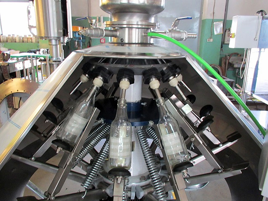 producción, reparación, servicio de máquinas y equipos para el embotellado de bebidas y líquidos Polonia