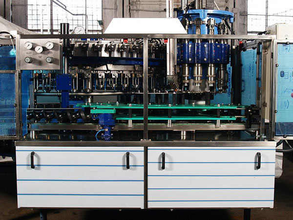 producción, reparación, servicio de máquinas y equipos para el embotellado de bebidas y líquidos Polonia