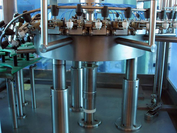 producción, reparación, servicio de máquinas y equipos para el embotellado de bebidas y líquidos Polonia