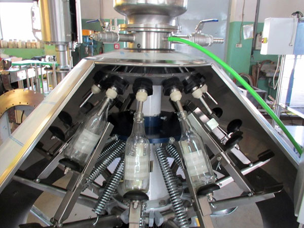 producción, reparación, servicio de máquinas y equipos para el embotellado de bebidas y líquidos Polonia