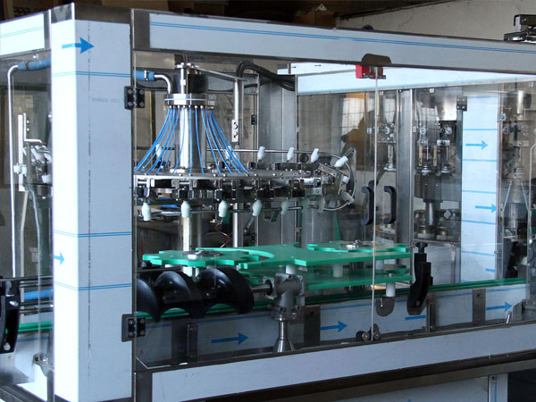 producción, reparación, servicio de máquinas y equipos para el embotellado de bebidas y líquidos Polonia