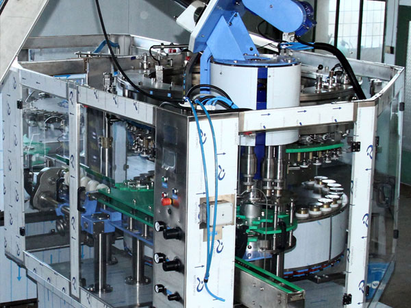 producción, reparación, servicio de máquinas y equipos para el embotellado de bebidas y líquidos Polonia