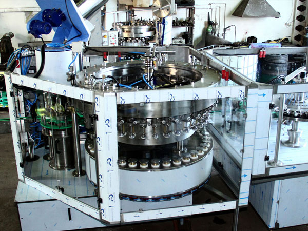 producción, reparación, servicio de máquinas y equipos para el embotellado de bebidas y líquidos Polonia