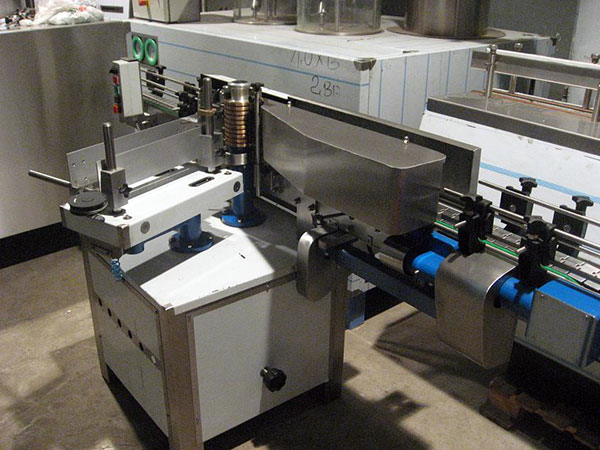 producción, reparación, servicio de máquinas y equipos para el embotellado de bebidas y líquidos Polonia