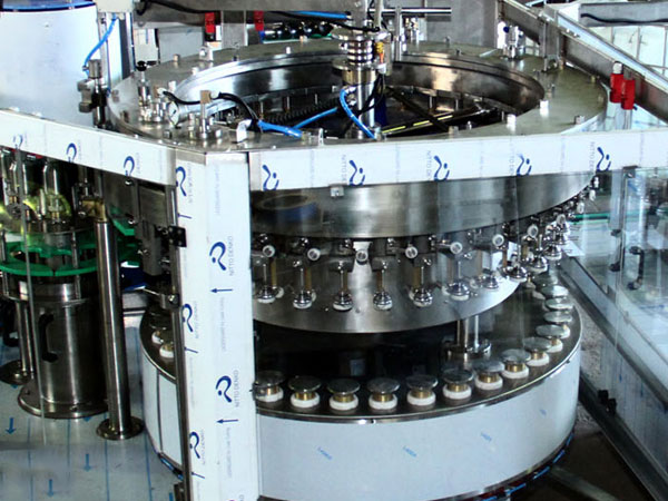 producción, reparación, servicio de máquinas y equipos para el embotellado de bebidas y líquidos Polonia