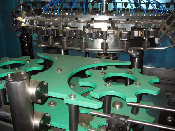 producción, reparación, servicio de máquinas y equipos para el embotellado de bebidas y líquidos Polonia