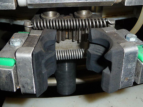 producción, reparación, servicio de máquinas y equipos para el embotellado de bebidas y líquidos Polonia