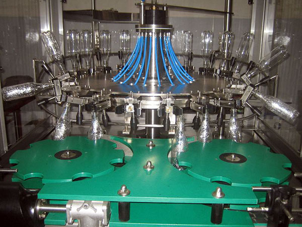 producción, reparación, servicio de máquinas y equipos para el embotellado de bebidas y líquidos Polonia