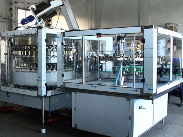 producción, reparación, servicio de máquinas y equipos para el embotellado de bebidas y líquidos Polonia