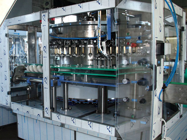 producción, reparación, servicio de máquinas y equipos para el embotellado de bebidas y líquidos Polonia