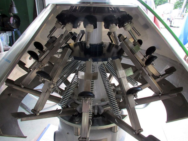 producción, reparación, servicio de máquinas y equipos para el embotellado de bebidas y líquidos Polonia