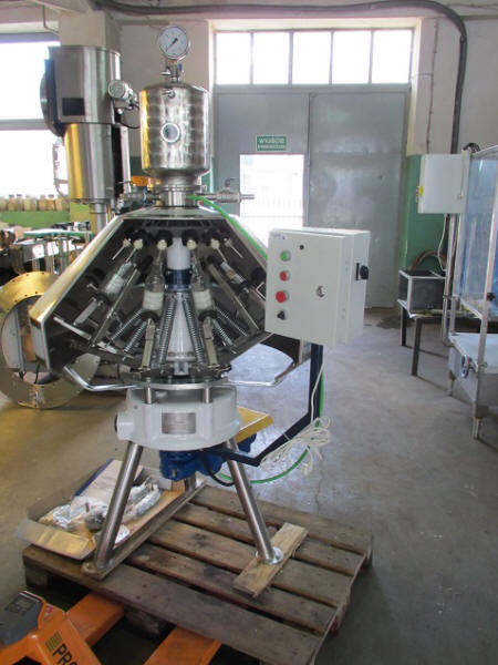 Llenadoras de cerveza semiautomáticas para pequeñas cervecerías.