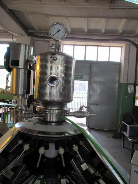 Llenadoras de cerveza semiautomáticas para pequeñas cervecerías.