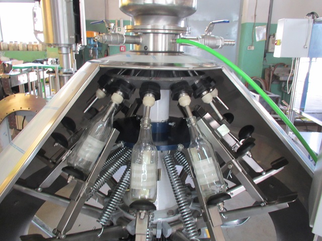 Llenadoras de cerveza semiautomáticas para pequeñas cervecerías.