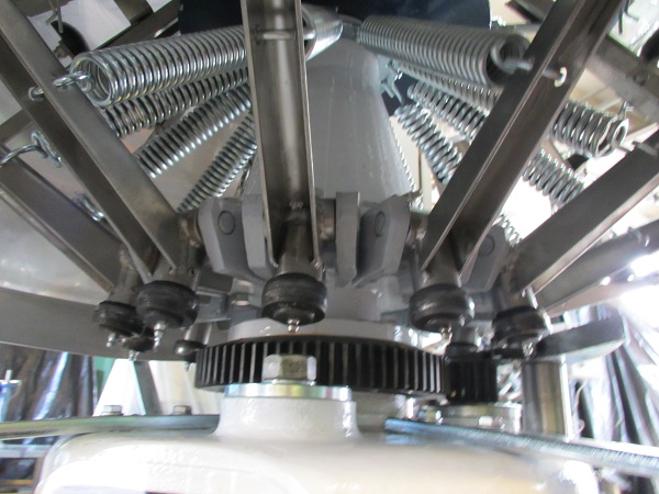 Llenadoras de cerveza semiautomáticas para pequeñas cervecerías.