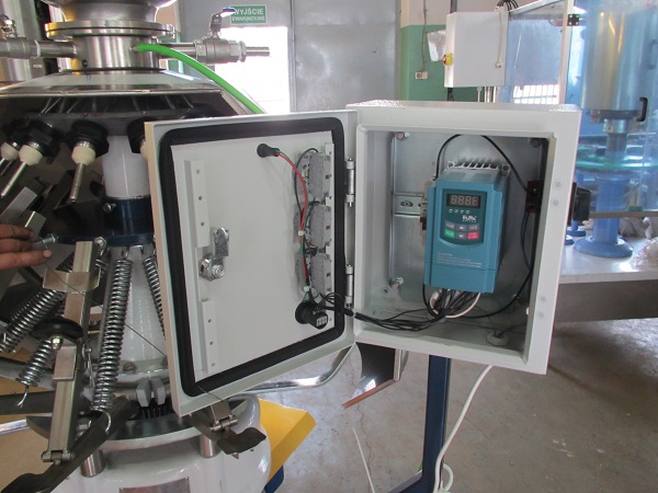 Llenadoras de cerveza semiautomáticas para pequeñas cervecerías.