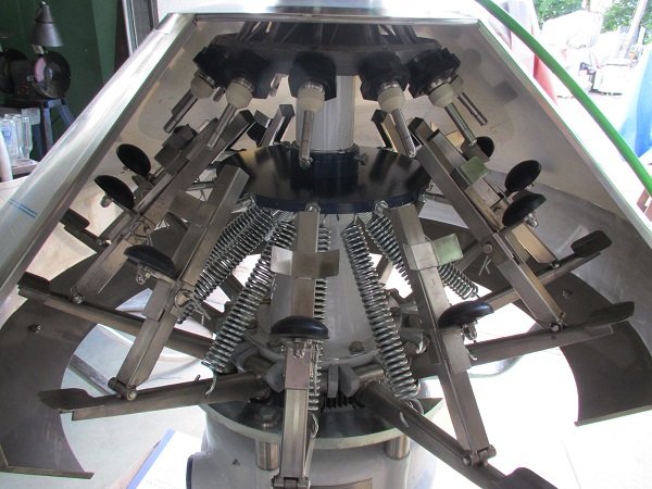 Llenadoras de cerveza semiautomáticas para pequeñas cervecerías.